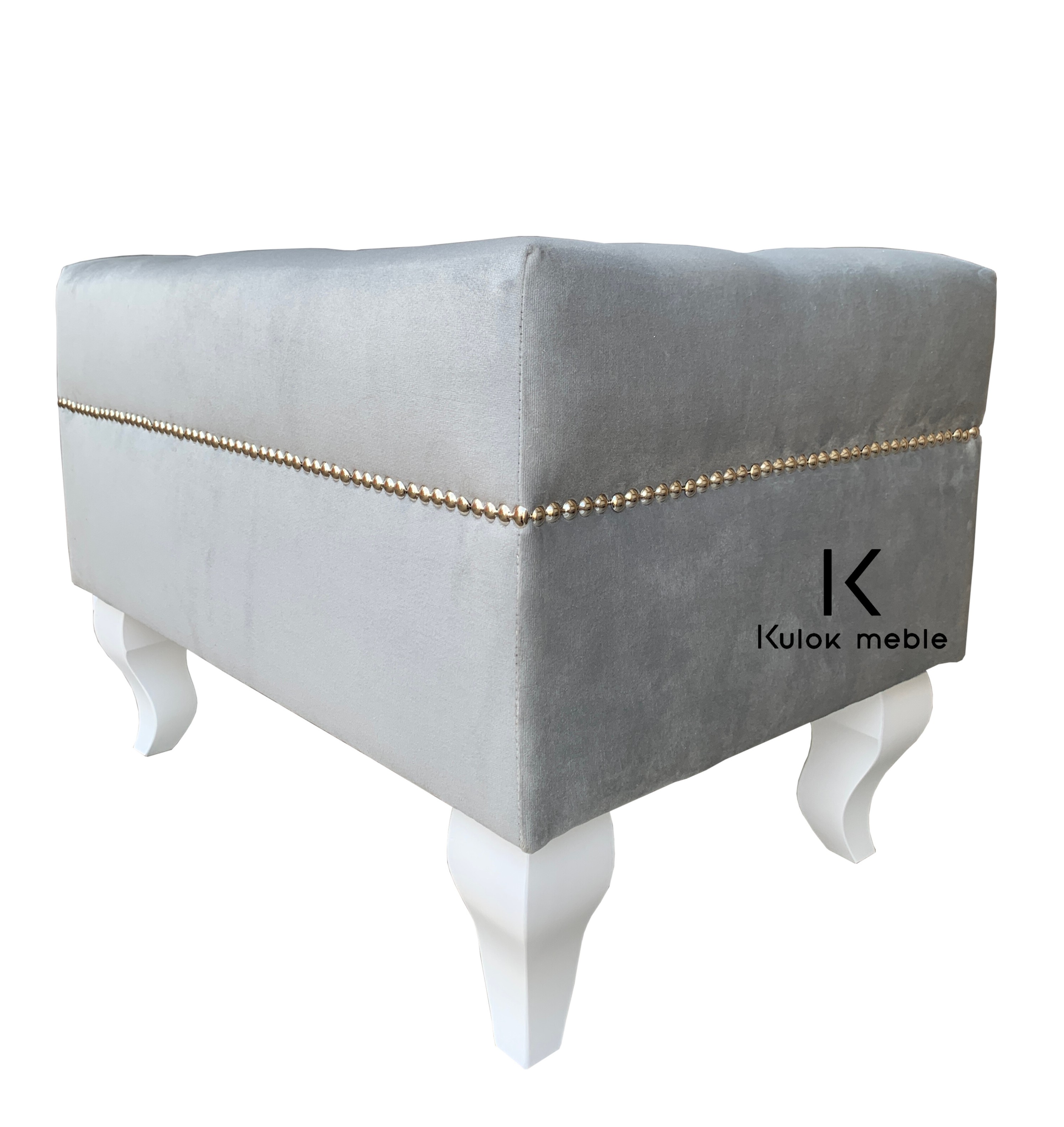 Pikowany puf chesterfield do przedpokoju i salonu w szarym welurze i ćwiekami ozdobnymi na wymiar.